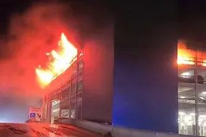 VIDEO: Cháy nổ kinh hoàng tại bãi đỗ xe sân bay