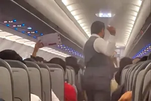 Video: Hoãn chuyến bay hơn 2 giờ để 'chống chọi' muỗi trong khoang khách 