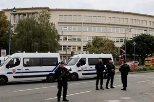 Pháp huy động 7.000 binh sĩ tuần tra các TP lớn, sau vụ giáo viên bị đâm chết