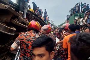 Hai đoàn tàu tông trực diện, gần 120 người thương vong