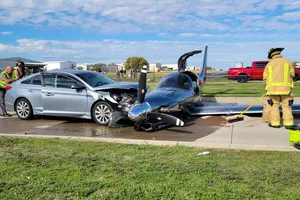 VIDEO: Hoảng hồn máy bay trượt đường băng, đâm sầm ô tô đang chạy