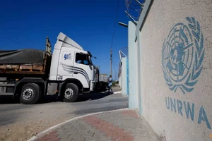 Israel chấp thuận cho xe nhiên liệu đầu tiên vào Gaza 