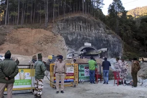 Đường hầm sập đã một tuần, giờ Ấn Độ phải ngừng cứu hộ vì có tiếng nứt