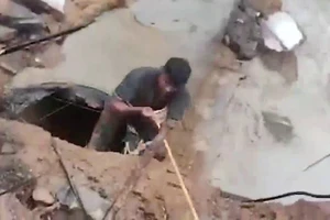 VIDEO: Thoát tim cảnh dùng dây cứu người mắc kẹt giữa dòng lũ xiết