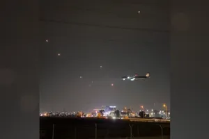 VIDEO: Thót tim cảnh máy bay chở khách ở Israel vượt mưa rocket phóng từ Gaza