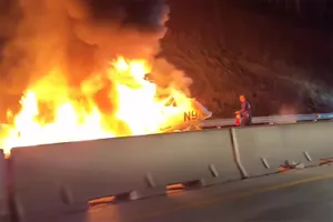 VIDEO: Máy bay rơi, bốc cháy dữ dội trên đường cao tốc 