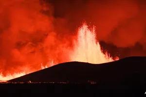 VIDEO: Núi lửa phun trào rực sáng bầu trời đêm