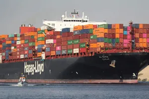 Tàu không qua được Biển Đỏ và kênh đào Suez, túi tiền mỗi người bị tác động thế nào?