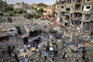 VIDEO: Trại tị nạn ở Gaza thành đống đổ nát vì trúng không kích, 70 người chết