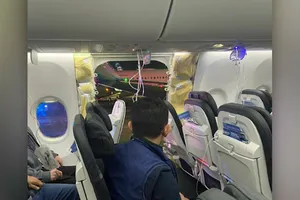 Video: Máy bay bung thân giữa không trung, đồ đạc bị hút ra ngoài 