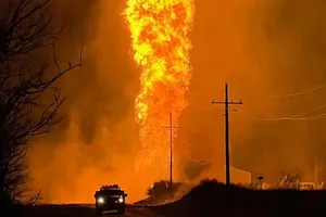 VIDEO: Kinh hoàng đường ống khí đốt phát nổ thành cột lửa khổng lồ cao cả 150 m