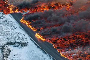 VIDEO: Núi lửa ở Iceland phun dung nham cao 80 m, chảy tràn xuống đường