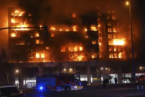 Video: Cháy kinh hoàng hai chung cư, nhiều thương vong 