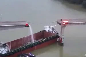 VIDEO: Sà Lan đâm sập cầu, 5 người chết