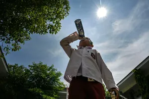 Đổ mồ hôi tìm con chữ giữa những ngày bỏng cháy