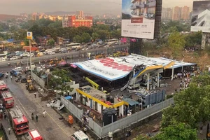 VIDEO: Sập bảng quảng cáo, hơn 70 người thương vong 