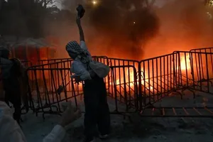 VIDEO: Người biểu tình đốt tường đại sứ quán Israel