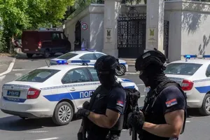 Cảnh sát bảo vệ đại sứ quán Israel ở Serbia bị tấn công bằng nỏ