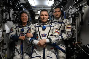 Ảnh: Tàu Soyuz của Nga đưa 3 phi hành gia trở về Trái Đất