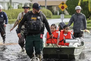 Điều gì khiến bão Milton mạnh bất thường?