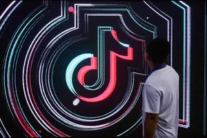 Nga phạt TikTok; Ông Trump ra sức giữ nền tảng này ở Mỹ