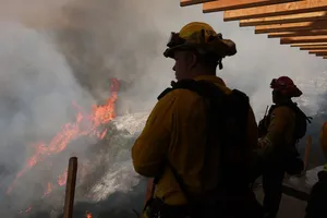 Gió quái Santa Ana và cháy rừng 'như hỏa ngục' ở Los Angeles