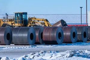 Thị trường trong và ngoài nước Mỹ phản ứng thế nào khi ông Trump áp thuế 25% trên nhôm, thép?