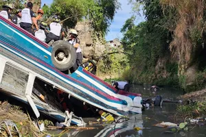 Kinh hoàng xe buýt lao khỏi cầu trên cao tốc, 51 người thiệt mạng