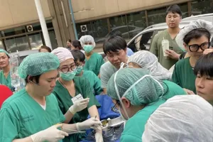 Cảm động tình người giữa động đất Myanmar, Thái Lan