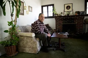 Chuyện lạ nước Mỹ: Bị liệt vào hồ sơ tử, nhận thư chia buồn dù còn sống