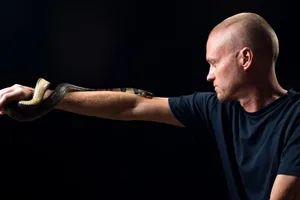 Kỷ nguyên mới cho y học từ máu của người tiêm nọc rắn suốt 18 năm