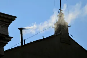 Khói trắng bốc lên từ Nhà nguyện Sistine, Mật nghị Hồng y đã bầu được tân giáo hoàng