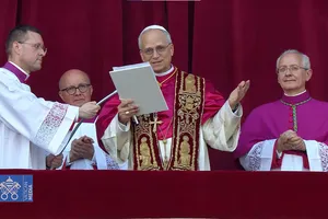 Chùm ảnh: Khoảnh khắc Giáo hoàng Leo XIV lần đầu xuất hiện trước tín đồ và người dân