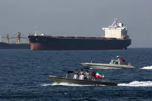 Nhiều nước khuyến cáo tàu thuyền tránh Eo biển Hormuz và Biển Đỏ