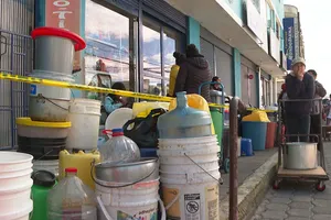 Khủng hoảng 400.000 dân thủ đô Ecuador không có nước uống cả tuần liền