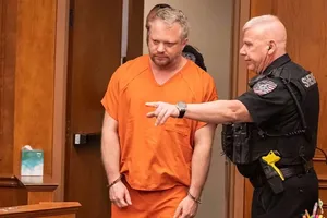 Nha sĩ dã tâm dùng kali xyanua đầu độc vợ ngay trên giường bệnh