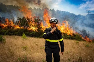 Video-Ảnh: Châu Âu rực đỏ cháy rừng giữa nền nhiệt 'như bị nấu chín'