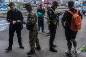 Lý do Ukraine nới tuổi được xuất cảnh thời chiến?