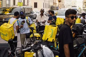 Nắng nóng và tình cảnh khốn đốn của shipper 