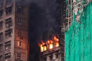 2 giờ tìm đường thoát khỏi căn chung cư bị cháy ở Hong Kong