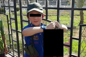 “Cậu bé cầm đầu người” là con trai gã khủng bố bệnh tâm thần