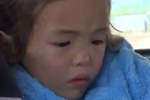 Bé gái 3 tuổi được chú chó con cứu sống sau 11 ngày lạc trong hoang mạc