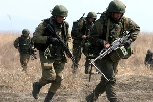 Tin độc quyền Telegraph: Xe quân sự Nga vượt biên giới Ukraine