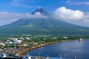 Sơ tán hàng ngàn người vì núi lửa bất ngờ phun trào