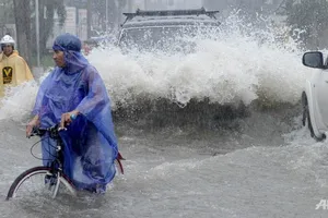 Bão lớn lại 'giết' 4 người, làm bị thương 5 người