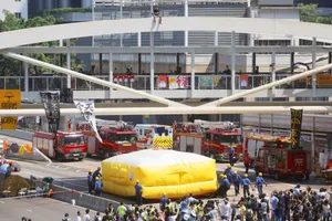 Hong Kong: Dọa nhảy cầu nếu không dừng biểu tình