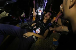 Người biểu tình hỗn chiến với cảnh sát Hong Kong