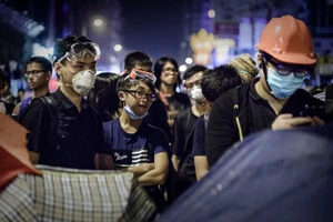 Người biểu tình trang bị bảo hộ, bạo lực leo thang ở Hong kong