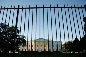 Leo rào vào Nhà Trắng, đá gục cả chó nghiệp vụ