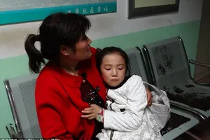 Bé gái sáu tuổi kẹt lưỡi trong … cốc nhựa